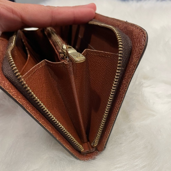 Authentic Louis Vuitton Large Zip Around Wallet | TH1020 - Picture 5 of 15